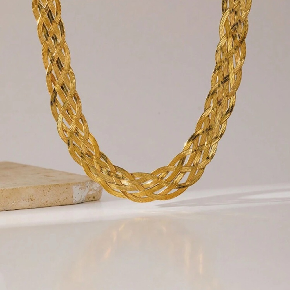 Elegant Gold Braided Necklace